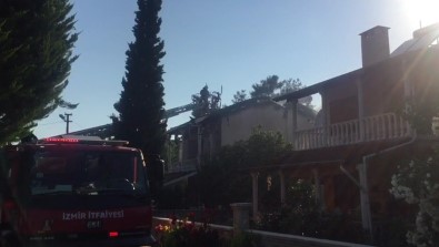İzmir'de Villanın Çatısı Yandı