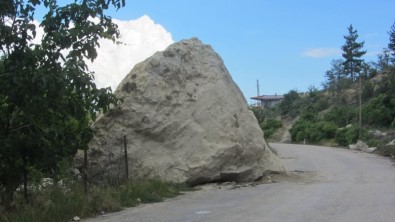 Karaman'da Dev Kaya Parçası Köy Yoluna Düştü