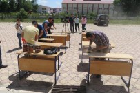 Öğretmenler, Zımparalarla Eskiyen Okul Sıralarını Tamir Etti Haberi