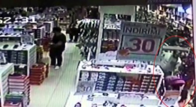 (Özel) AVM'deki Mağazada Bebek Pusetinden 20 Bin Lira Çalan Hırsızlar Kamerada