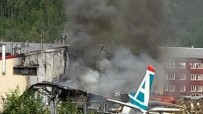 BURYATYA - Rusya'da Pistten Çıkan Uçak Binaya Çarptı Açıklaması 2 Ölü