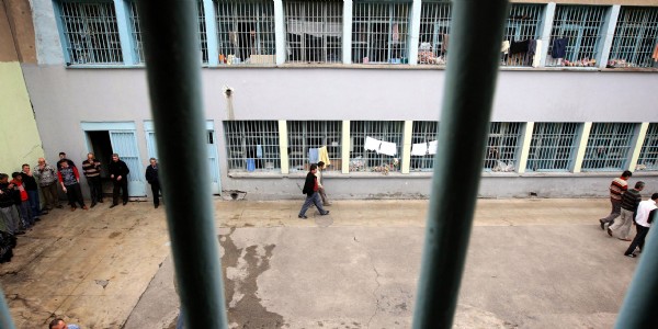 60 bin tutukluya tahliye umudu