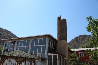 15 Metre Yüksekliğindeki Minareyi Tek Başına Hilti İle Kırdı