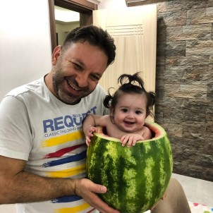 7 Aylık Bebeğini Karpuzun İçin Oturtarak Serinletti