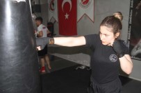 Elif, Kick Boks'ta Milli Takım'a Yükselmek İstiyor
