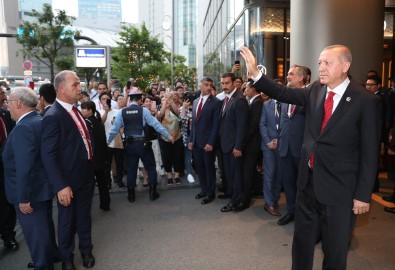 Erdoğan Ve Eşi Japonya'da Türk Vatandaşlarını Selamladı