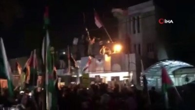 Göstericiler Bahreyn'in Irak Büyükelçiliğine Girerek Filistin Bayrağı Astı