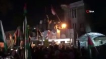 KÖRFEZ ÜLKELERI - Göstericiler Bahreyn'in Irak Büyükelçiliğine Girerek Filistin Bayrağı Astı