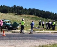 AHMET KATıRCı - Hafif Ticari Araç İle Otomobil Çarpıştı Açıklaması 1 Ölü, 3 Yaralı