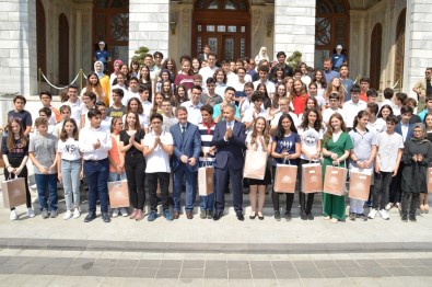 İstanbul Valisi Yerlikaya'dan LGS'de Tam Puan Alan Öğrencilere Hediye