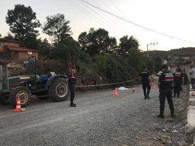 Komşusunun Traktörüne Bindi, Düşerek Hayatını Kaybetti