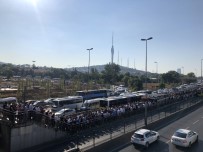 ALTUNIZADE - Metrobüs Duraklarında Yaya İzdihamı Yaşandı