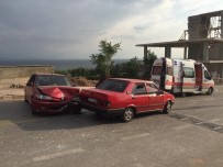 FARABI - Otomobiller Kafa Kafaya Çarpıştı, 4 Çocuk Yaralandı