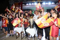 GALATASARAY TARAFTARLARI - Salihli'deki Galatasaraylılardan Çift Kupalı Kutlama