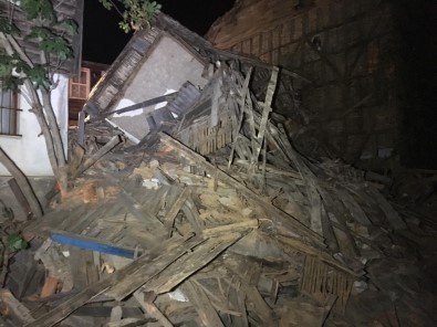 Şile'de İki Katlı Ahşap Bina Çöktü
