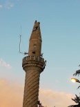 YILDIRIM DÜŞTÜ - Yıldırım Düşmesi Sonucu Camiinin Minaresi Hasar Gördü