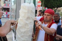 DÖVME - Antalya'da Sıcak Havada Ücretsiz Dondurma İzdihamı