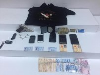 SAHTE KİMLİK - Avcılar'da Kendini Polis Olarak Tanıtarak Bir Eve Giren Gaspçılara Suçüstü