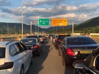 Gurbetçiler Sınır Kapısında Kilometrelerce Kuyruk Oluşturdu