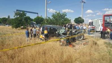 Hafif Ticari Araçla Traktör Çarpıştı Açıklaması 2 Ölü, 1 Yaralı