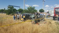 DEMIRCILIK - Hafif Ticari Araçla Traktör Çarpıştı Açıklaması 2 Ölü, 1 Yaralı