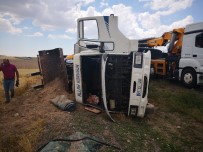 İŞ MAKİNESİ - İş Makinesi Yüklü Kamyon Devrildi Açıklaması 1 Yaralı