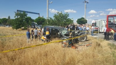Kahramanmaraş'ta Hafif Ticari Araçla Traktör Çarpıştı Açıklaması 2 Ölü, 1 Yaralı