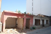 VEZIRHAN - Metruk Bina Yıkılmayı Bekliyor