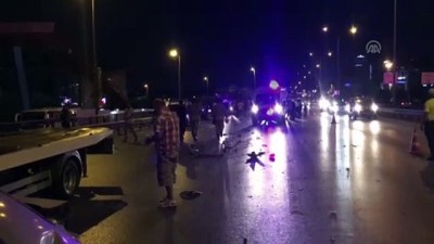 Otomobil Bariyere Ve Polis Aracına Çarptı Açıklaması 8 Yaralı