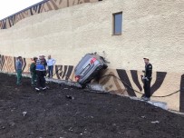 TATARISTAN - Rusya'da Kontrolden Çıkan Otomobil Duvara Saplandı