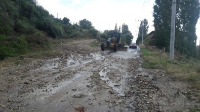 Sağanak Yağışın Vurduğu Demirci'de Büyükşehir Seferber Oldu