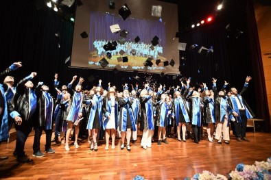 SAÜ'de Tıp Fakültesi Mezunlarını Verdi