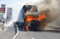 BILAL KARACA - Turgutlu'da Saman Yüklü Tır Alev Alev Yandı