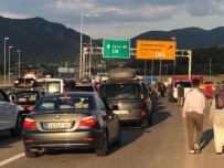 Yaz Tatili İçin Türkiye'ye Gelenler Kilometrelerce Kuyruk Oluşturdu
