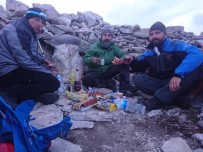 Bursalı Dağcılar 2 Bin 543 Metrede İftar Yaptı