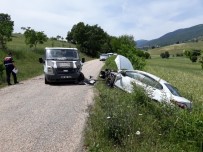 ÖZBARAKLı - Minibüs İle Otomobil Çarpıştı Açıklaması 5 Yaralı