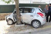 FETHİ SEKİN - Otomobil Ağaca Çarptı Açıklaması 2 Yaralı