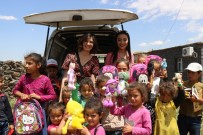 ESRA EROL - Sinoplu Esra Öğretmenden Diyarbakırlı Köy Çocuklarına Bayram Hediyesi