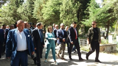 Vali Kocabıyık Ve Protokol Üyelerinden Şehitliğe Bayram Ziyareti