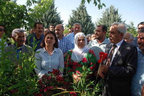 HDP'liler terörist mezarlığını ziyaret etti