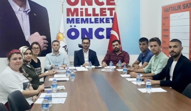 AK Parti Kemalpaşa'da Gençlik Kolları Yeni Yönetimi Belirlendi