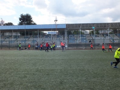 Başkan Tekin Pazaryeri Spor Futbol Okulunu Ziyaret Etti