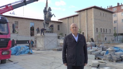 Bayburt'ta Atatürk Anıtı Tekrar Yerine Monte Edildi