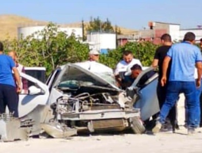Gaziantep'te Otomobil İş Makinesine Çarptı Açıklaması 4 Yaralı