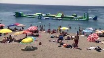KONYAALTI SAHİLİ - Hava Sıcaklığı 35 Dereceye Yükseldi Sahiller Doldu