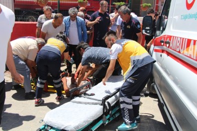 Manisa'da Motosiklet Kamyonetle Çarpıştı Açıklaması 1'İ Ağır 2 Yaralı