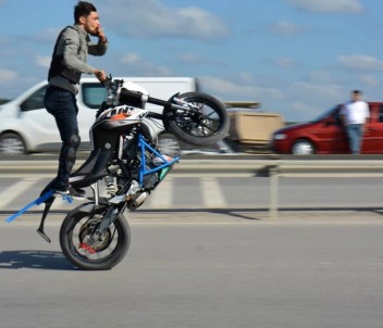 Motosikletli Maganda 15 Temmuz Şehitler Köprüsü'nde Tek Tekerle İlerledi