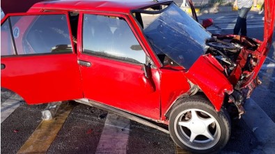Otomobil Kırmızı Işıkta Bekleyen Araca Çarptı Açıklaması 3 Yaralı