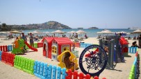 MUSTAFA ÖZCAN - Sahile Kurulan Oyun Parkları Hem Çocukları Hem De Ailelerini Mutlu Etti