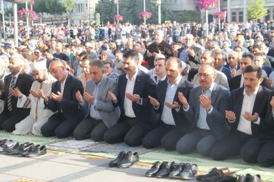 Bakan Kurum, Bayram Namazını Konya'da Kıldı